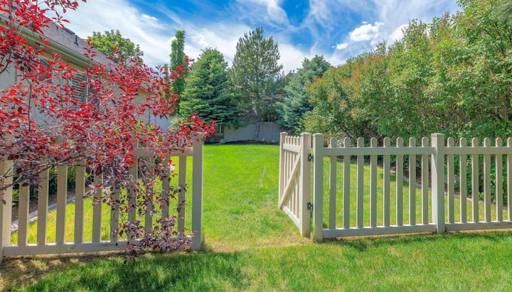 Fence gate installation services in Fredericksburg